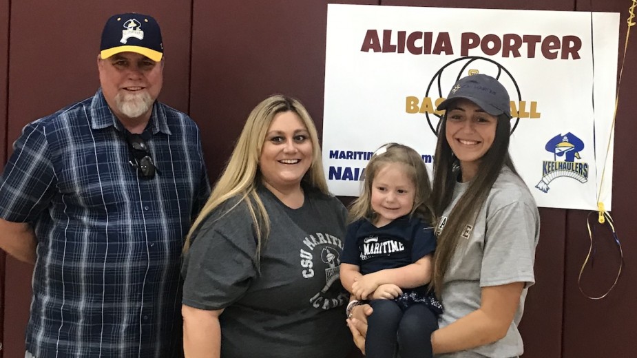 Women's Basketball gains size up front with Alicia Porter