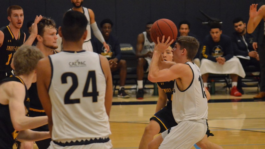 Men's Basketball prevails in overtime against Embry-Riddle